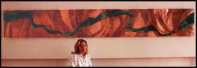 Jocelyne Aird-Bélanger devant la murale «Hommage à Gaston Miron» qu'elle a réalisée en 1988-89 pour le Centre hospitalier Laurentien à Sainte-Agathe-des-Monts.